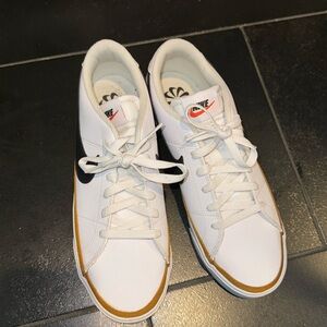 Men’s Nike tennis sneaker 8.5 super fashionable and comfy